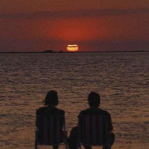 体育生爽擼又大又粗的雞巴自慰
